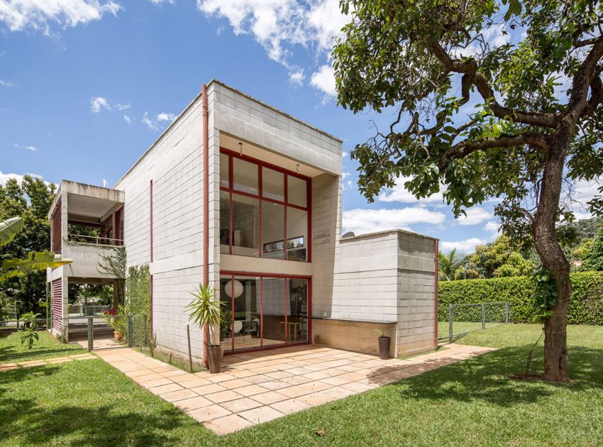 A Bright Contemporary Home From Concrete, Metal and Glass in Brasilia by LAB606 (4)