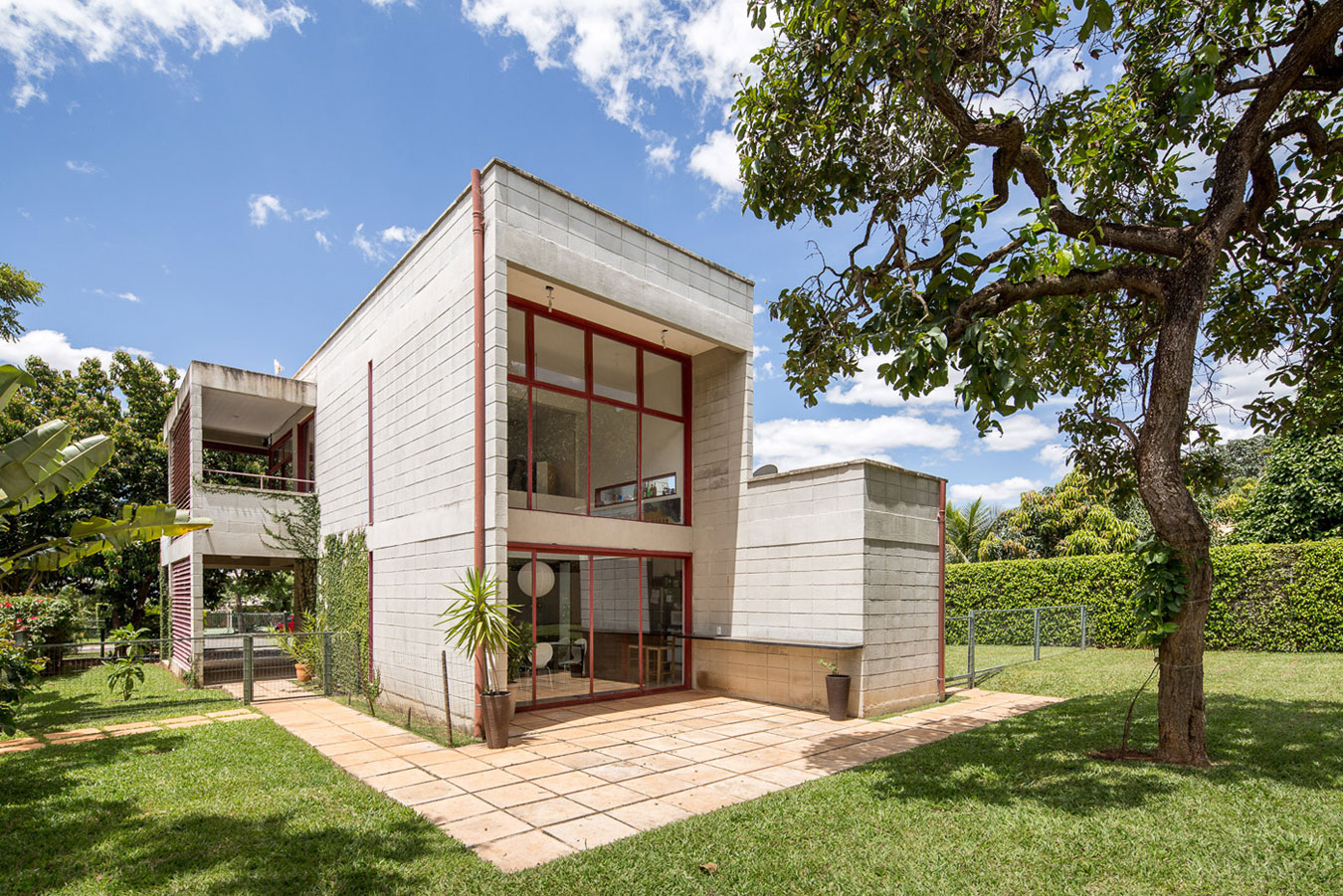 A Bright Contemporary Home From Concrete, Metal and Glass in Brasilia by LAB606 (4)