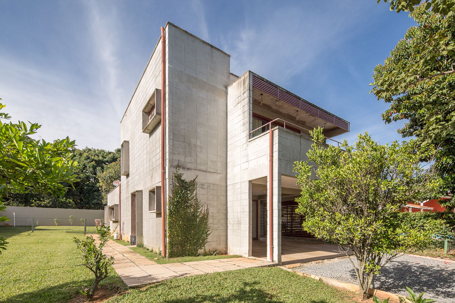 A Bright Contemporary Home From Concrete, Metal and Glass in Brasilia by LAB606 (5)