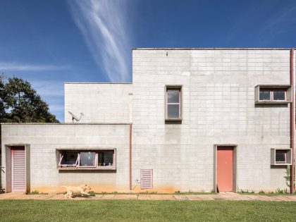 A Bright Contemporary Home From Concrete, Metal and Glass in Brasilia by LAB606 (6)