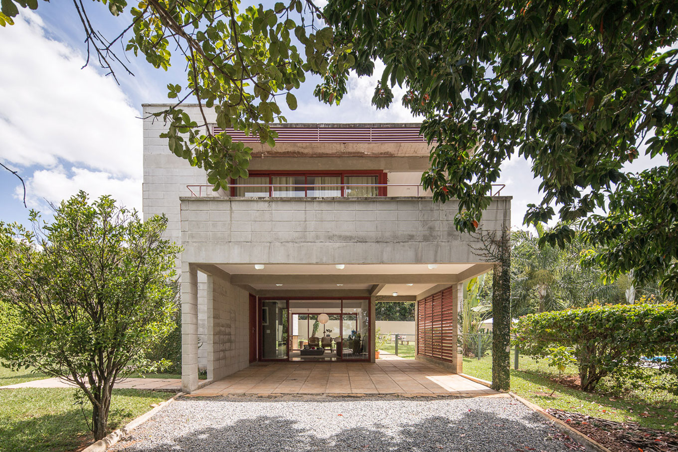 A Bright Contemporary Home From Concrete, Metal and Glass in Brasilia by LAB606 (7)