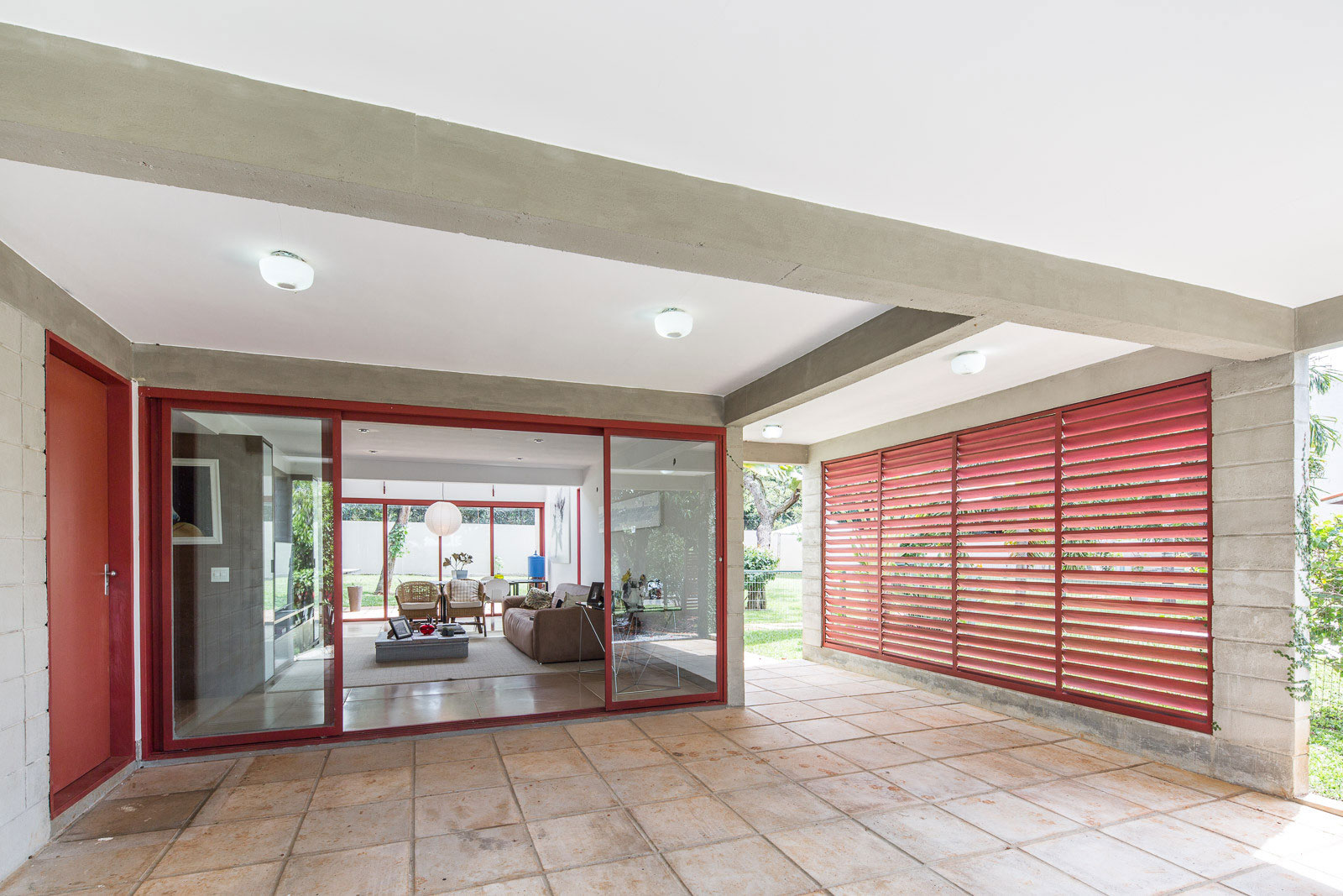 A Bright Contemporary Home From Concrete, Metal and Glass in Brasilia by LAB606 (8)