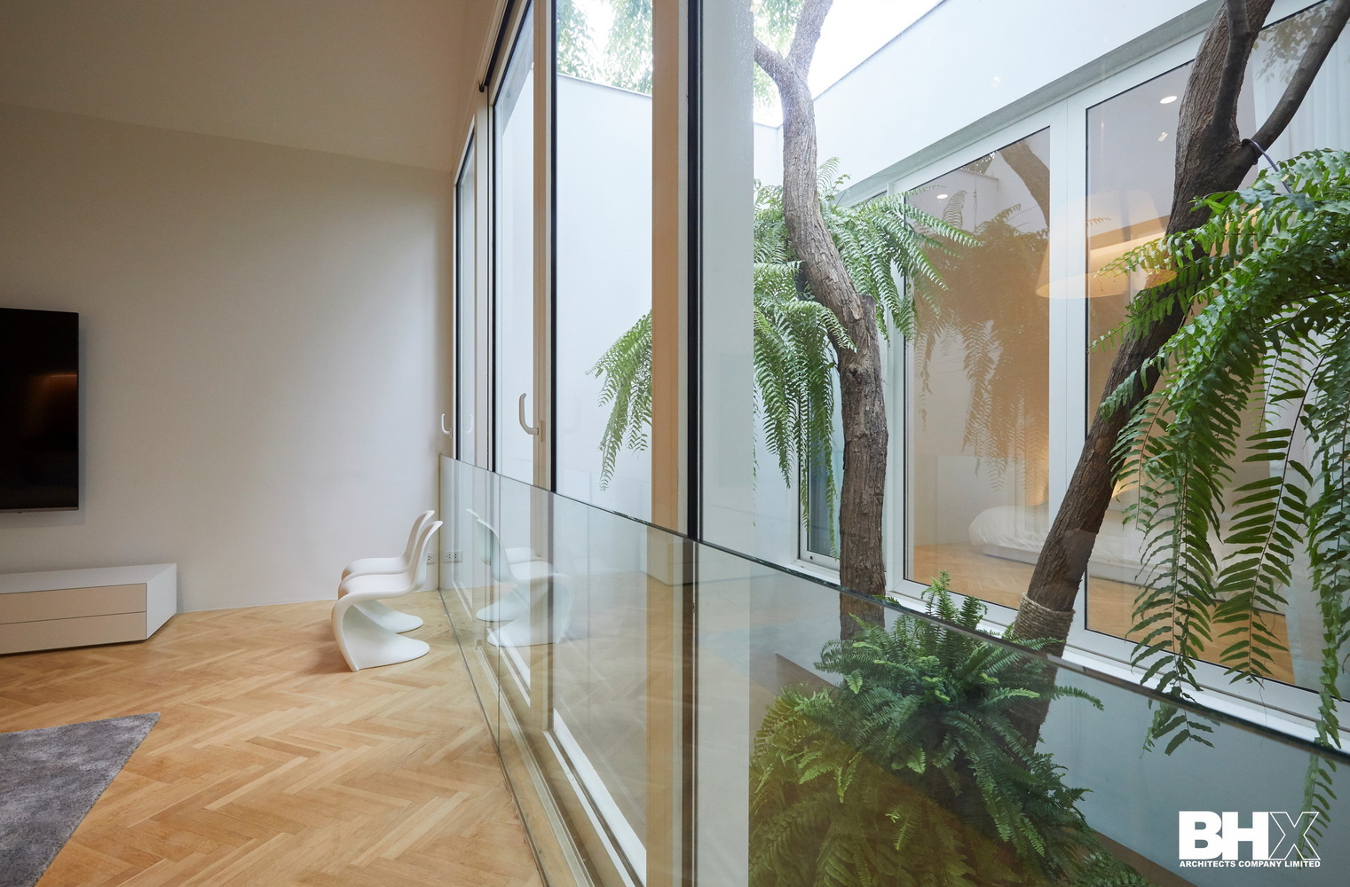 A Bright Contemporary Home for an Avid Car Collector in Bangkok by BROWNHOUSES Company Limited (10)