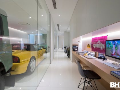 A Bright Contemporary Home for an Avid Car Collector in Bangkok by BROWNHOUSES Company Limited (12)