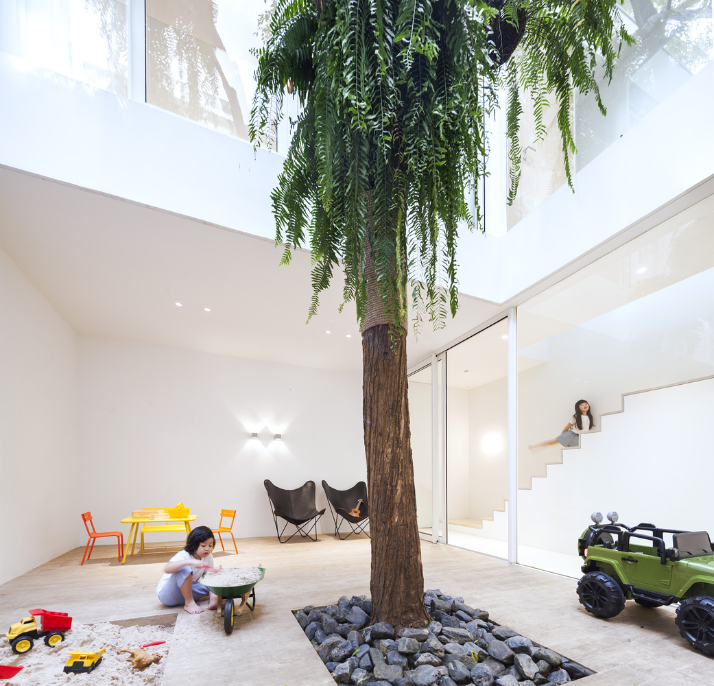 A Bright Contemporary Home for an Avid Car Collector in Bangkok by BROWNHOUSES Company Limited (13)