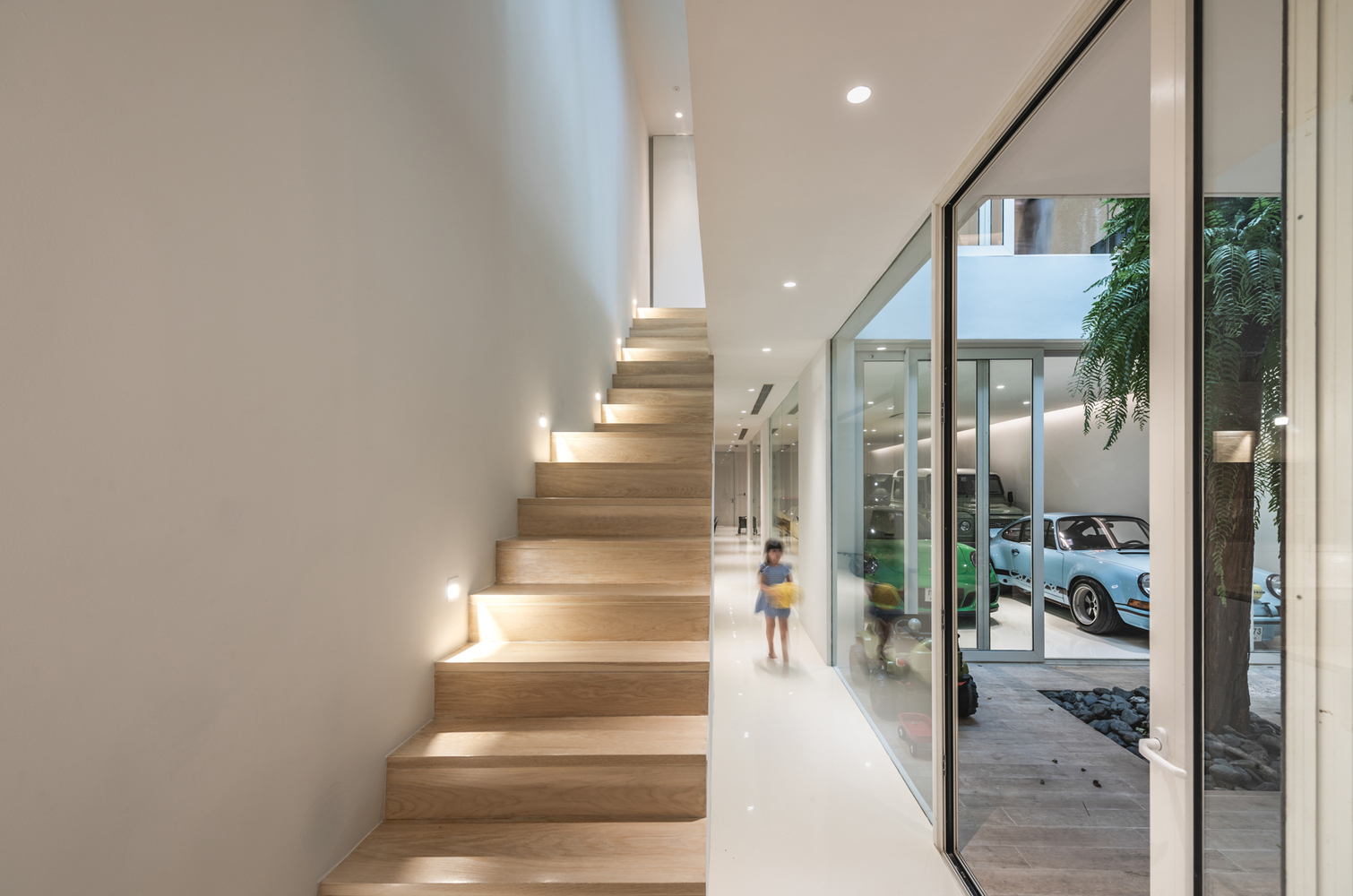 A Bright Contemporary Home for an Avid Car Collector in Bangkok by BROWNHOUSES Company Limited (15)