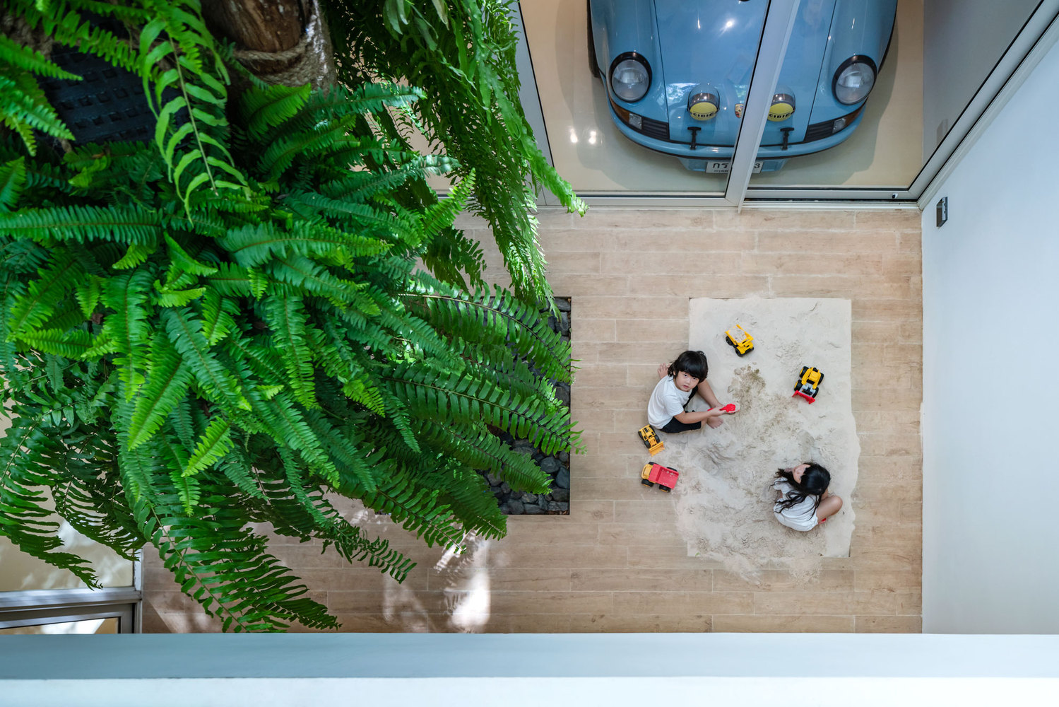 A Bright Contemporary Home for an Avid Car Collector in Bangkok by BROWNHOUSES Company Limited (16)