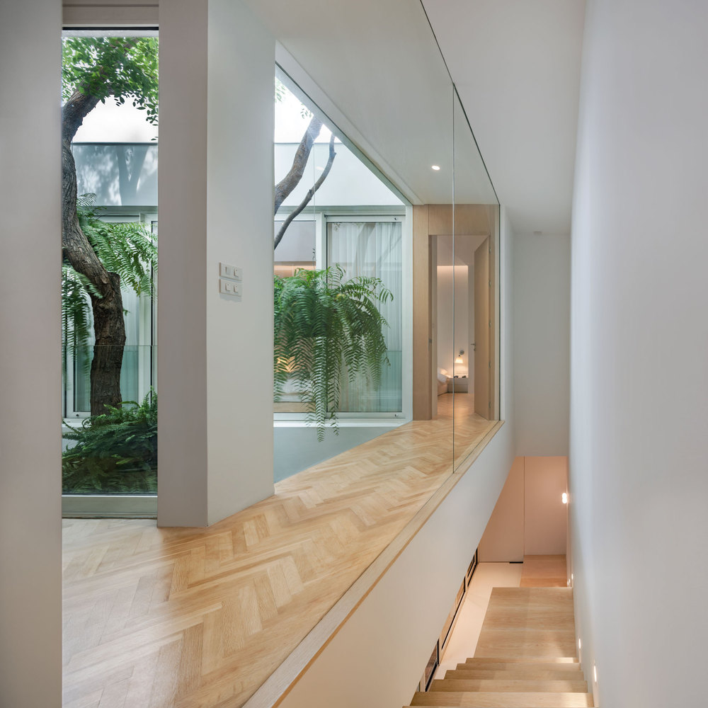 A Bright Contemporary Home for an Avid Car Collector in Bangkok by BROWNHOUSES Company Limited (18)