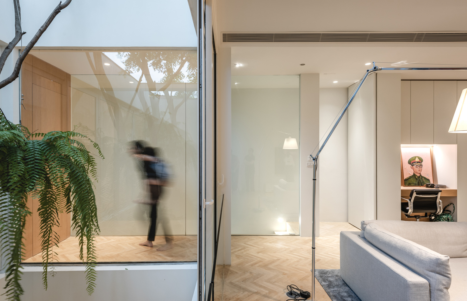 A Bright Contemporary Home for an Avid Car Collector in Bangkok by BROWNHOUSES Company Limited (19)