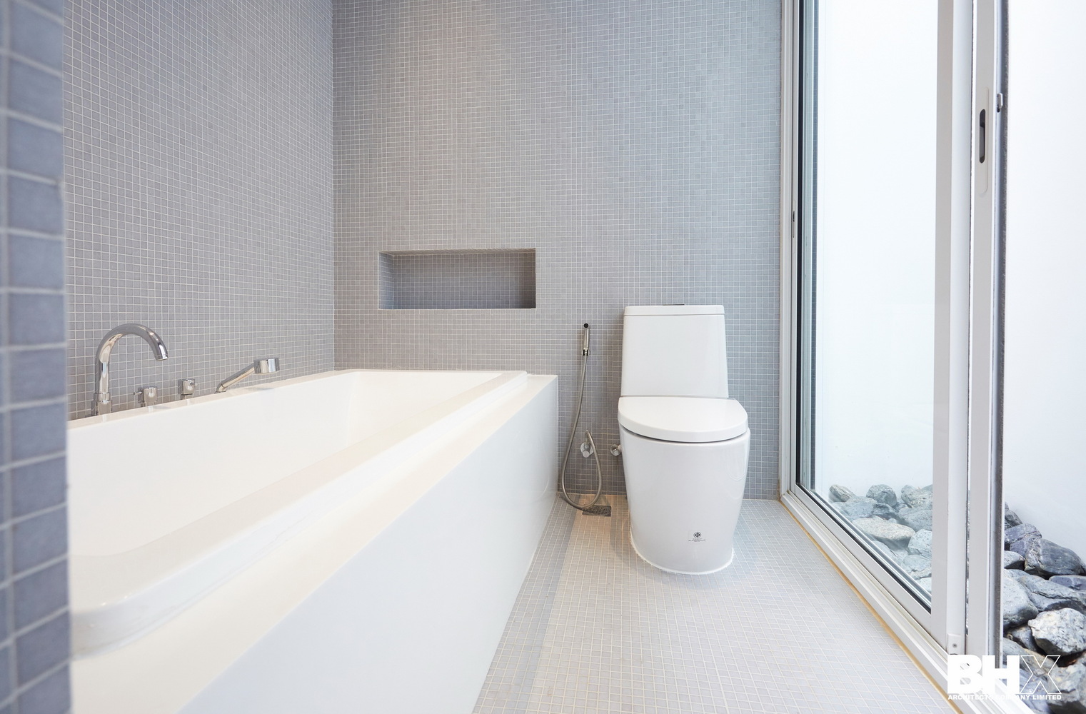 A Bright Contemporary Home for an Avid Car Collector in Bangkok by BROWNHOUSES Company Limited (21)