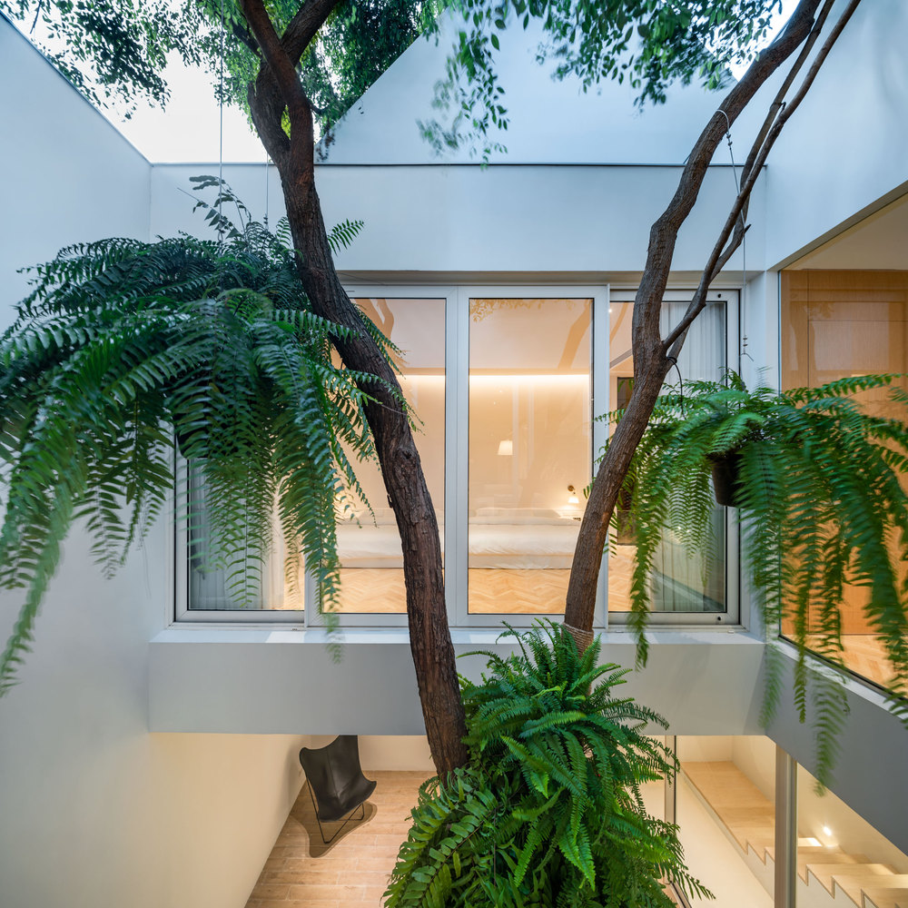 A Bright Contemporary Home for an Avid Car Collector in Bangkok by BROWNHOUSES Company Limited (22)