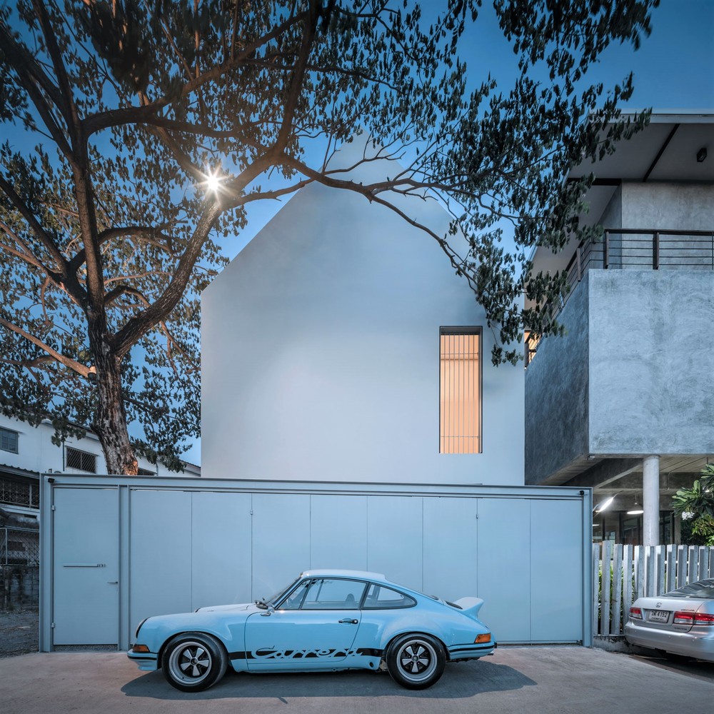 A Bright Contemporary Home for an Avid Car Collector in Bangkok by BROWNHOUSES Company Limited (23)