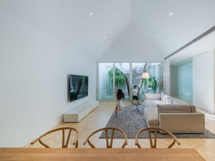 A Bright Contemporary Home for an Avid Car Collector in Bangkok by BROWNHOUSES Company Limited (5)