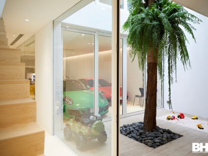 A Bright Contemporary Home for an Avid Car Collector in Bangkok by BROWNHOUSES Company Limited (7)