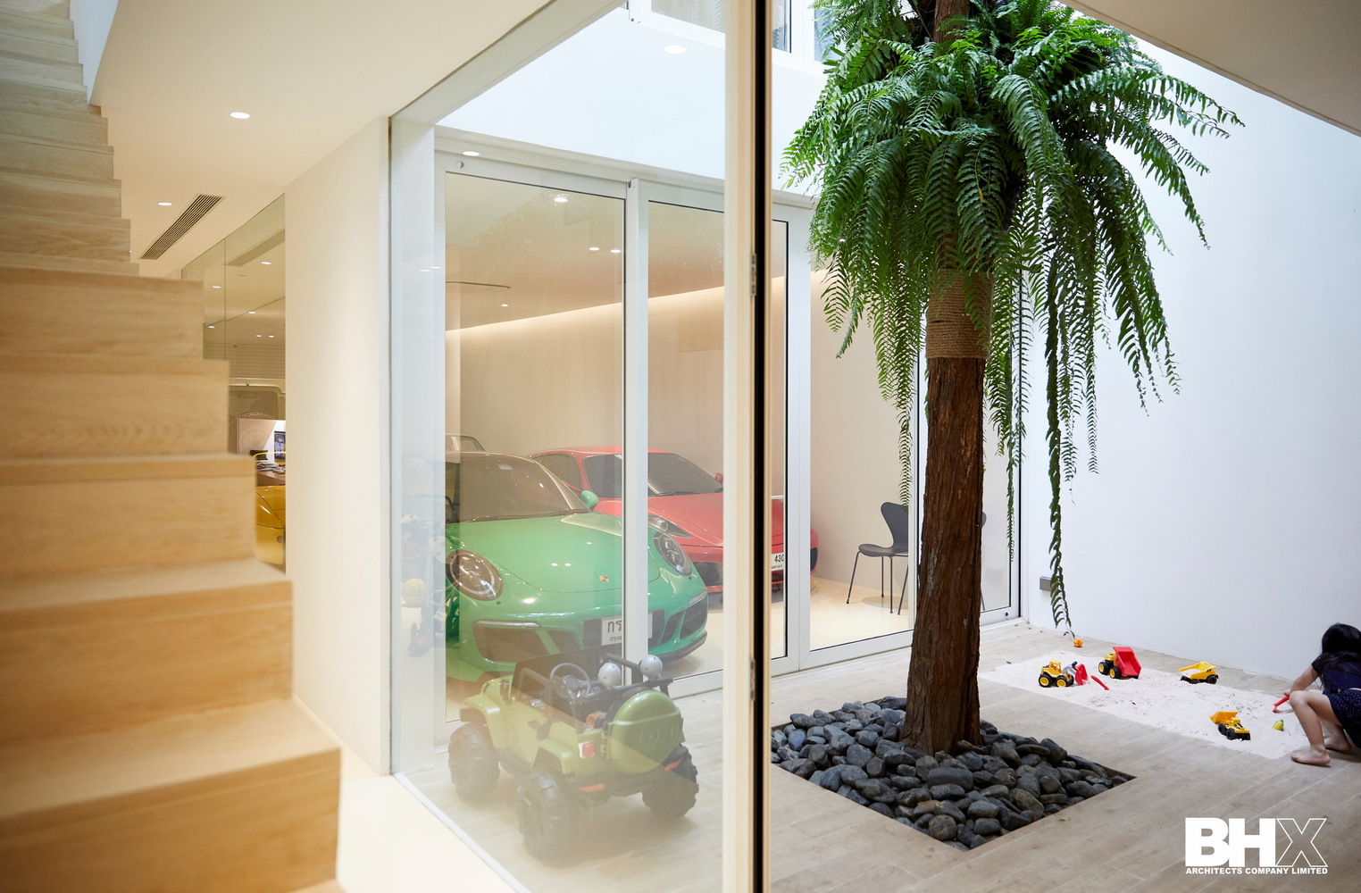 A Bright Contemporary Home for an Avid Car Collector in Bangkok by BROWNHOUSES Company Limited (7)