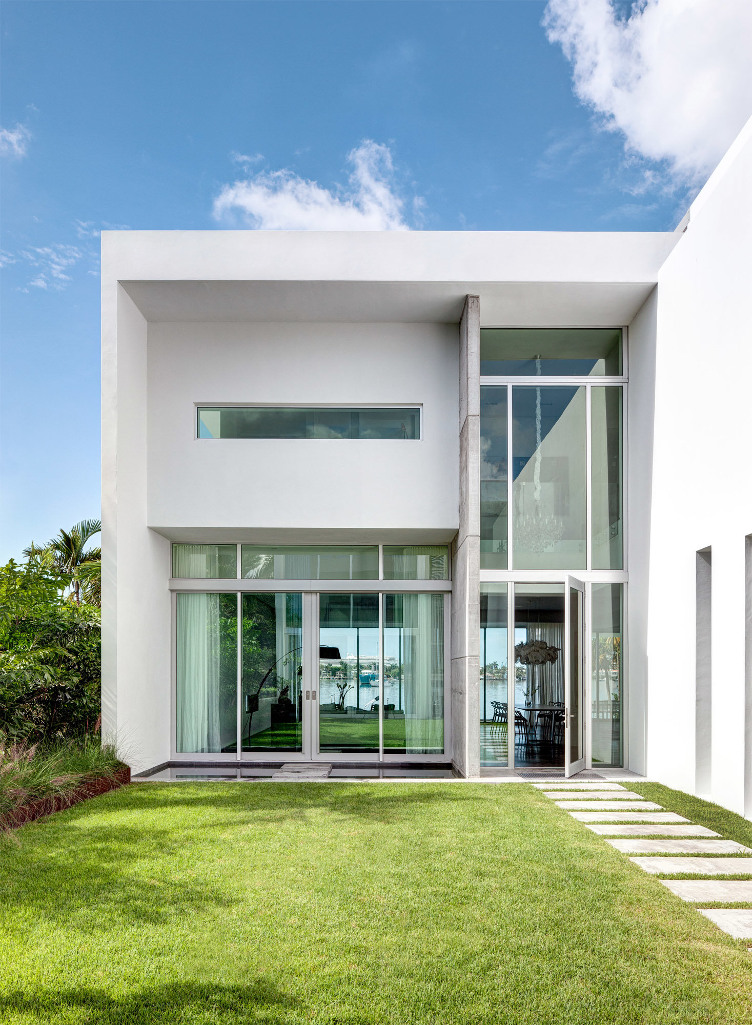 A Bright Modern Concrete Home with Beautiful and Transparent Arrangement on Biscayne Bay by [STRANG] Architecture (6)