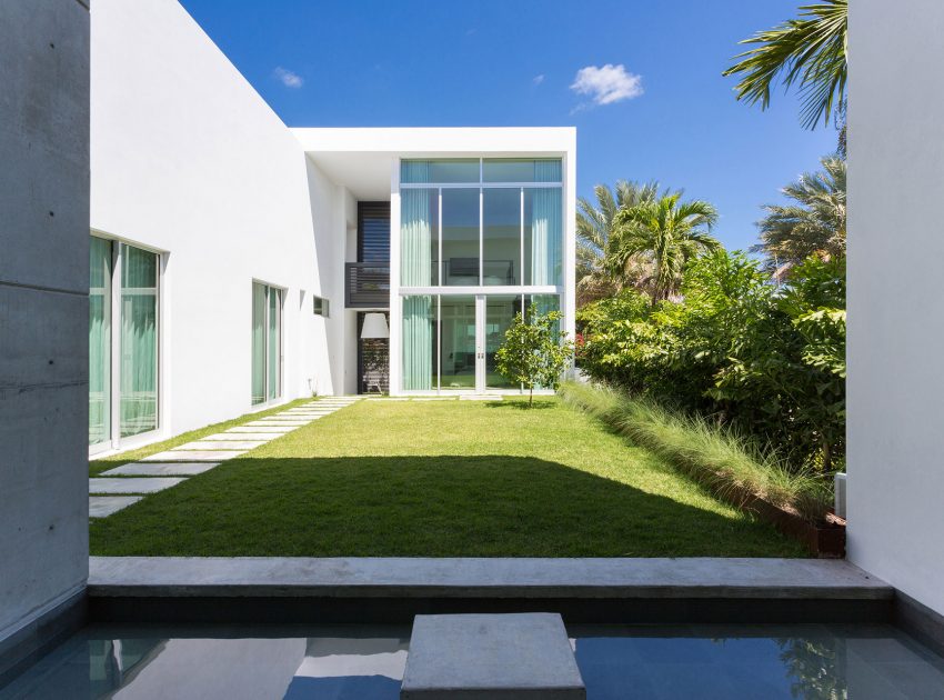 A Bright Modern Concrete Home with Beautiful and Transparent Arrangement on Biscayne Bay by [STRANG] Architecture (7)