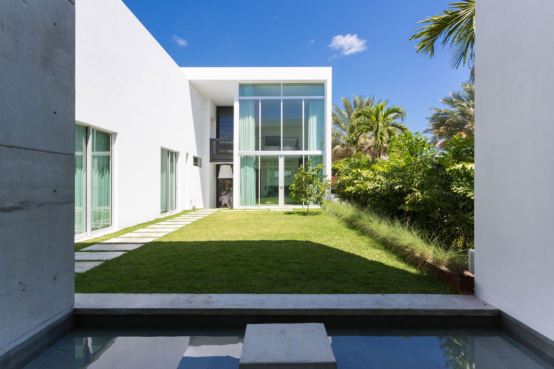 A Bright Modern Concrete Home with Beautiful and Transparent Arrangement on Biscayne Bay by [STRANG] Architecture (7)