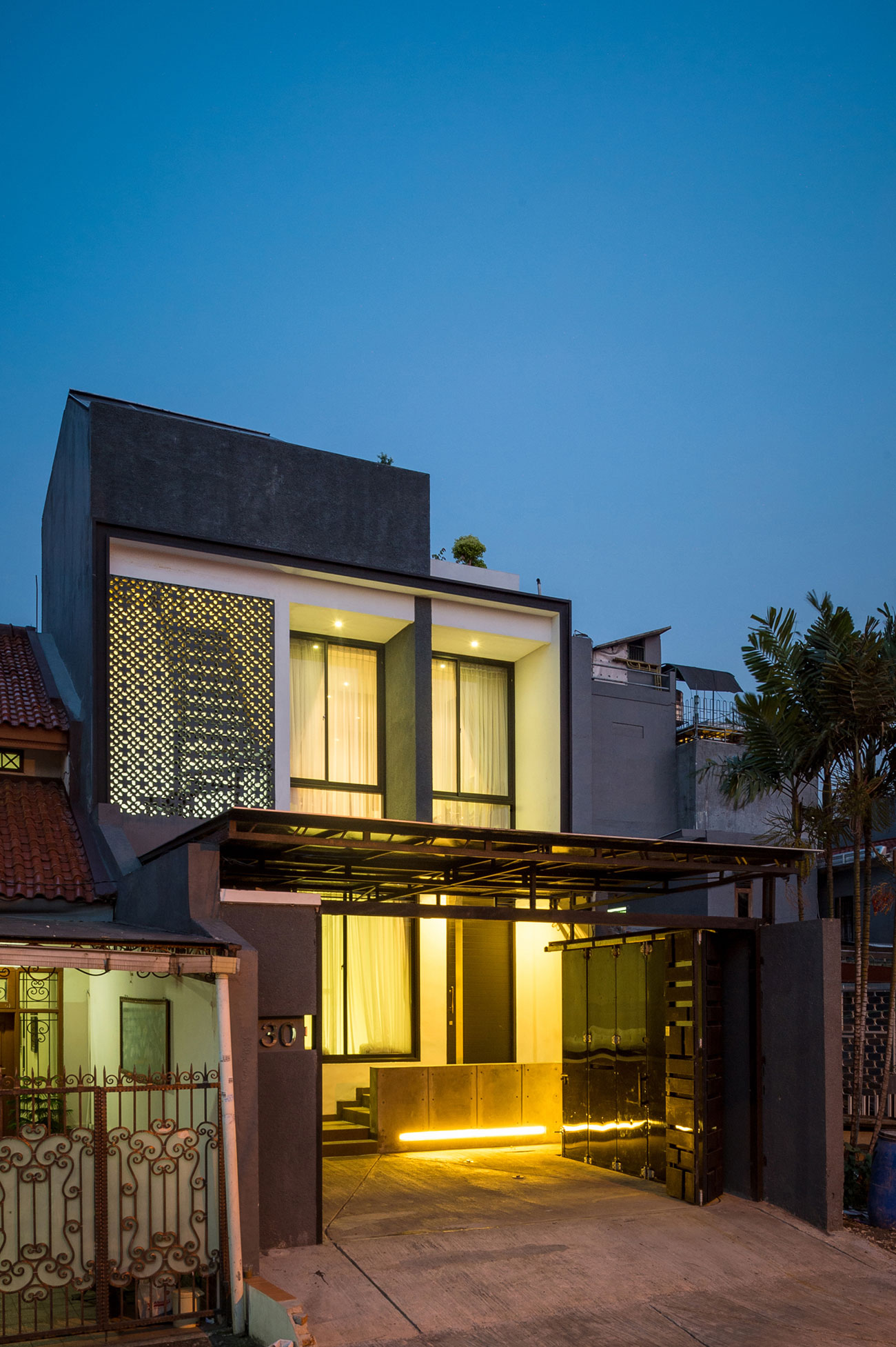 A Bright Modern House with Simple, Clean and Sleek Lines in Jakarta, Indonesia by DP+HS Architects (1)