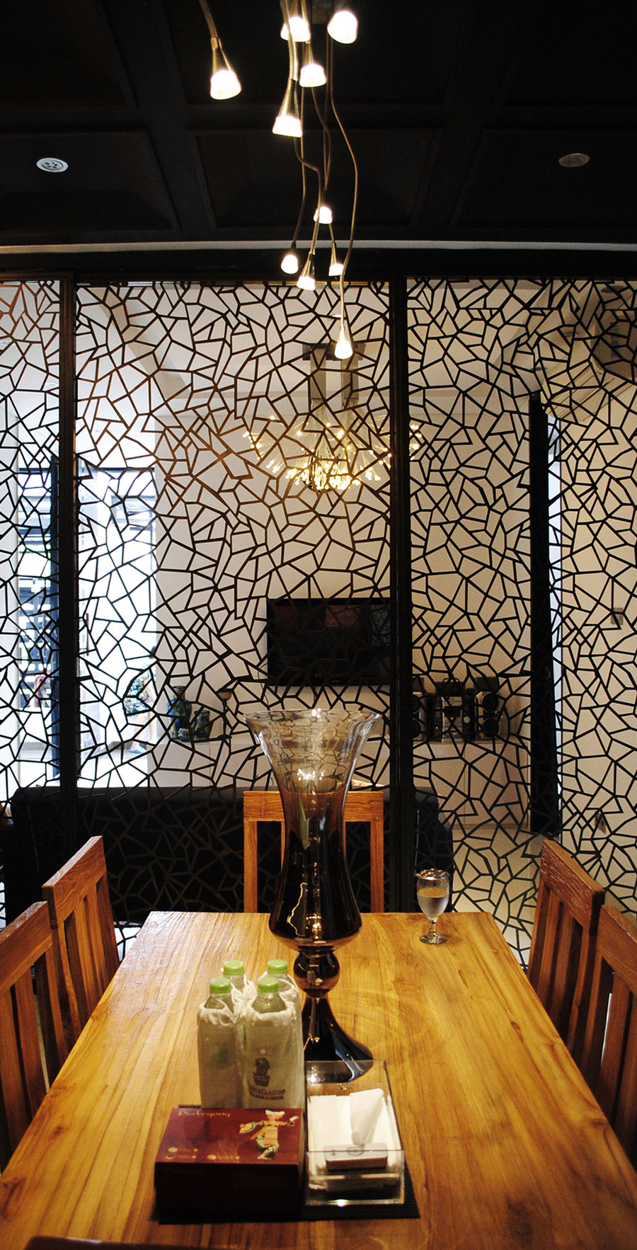 A Bright Modern House with Simple, Clean and Sleek Lines in Jakarta, Indonesia by DP+HS Architects (10)