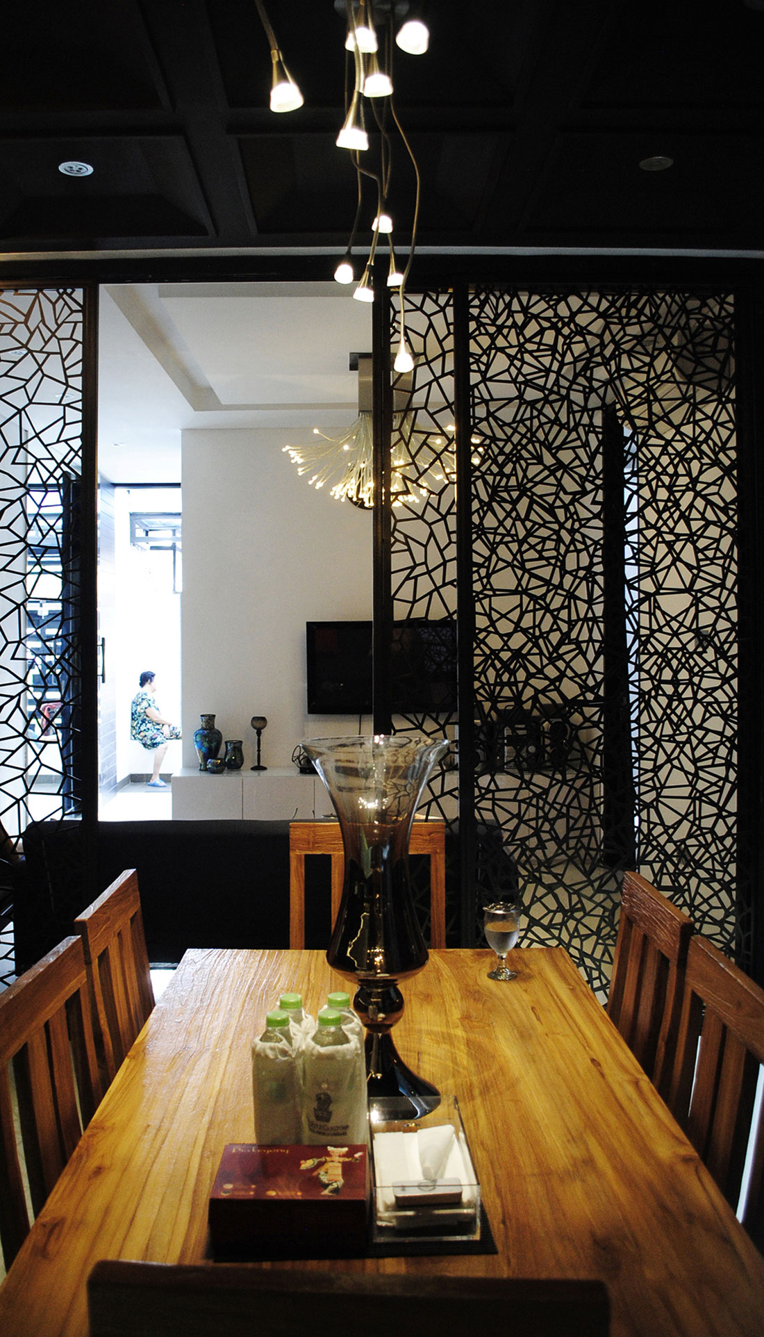 A Bright Modern House with Simple, Clean and Sleek Lines in Jakarta, Indonesia by DP+HS Architects (11)