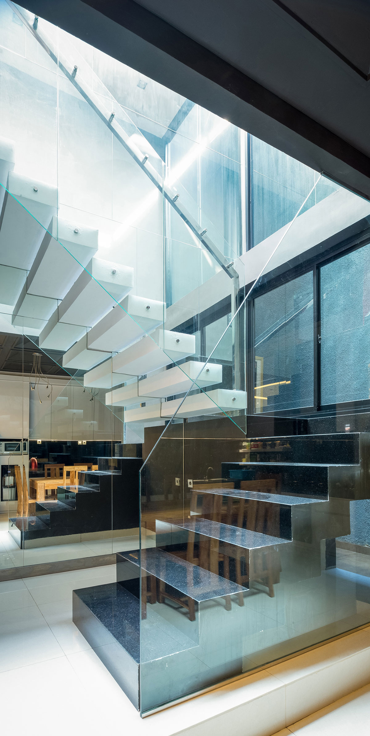 A Bright Modern House with Simple, Clean and Sleek Lines in Jakarta, Indonesia by DP+HS Architects (15)