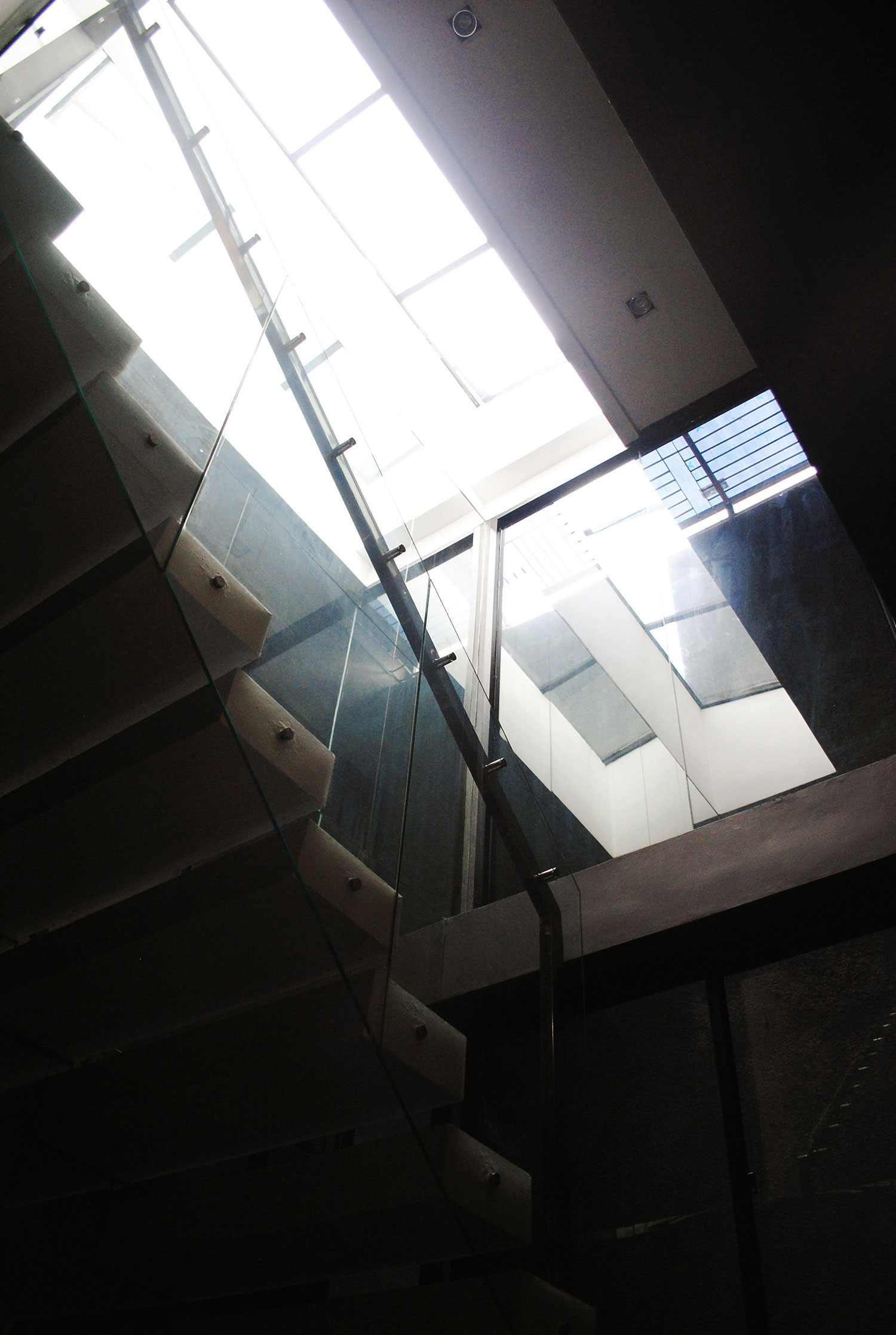 A Bright Modern House with Simple, Clean and Sleek Lines in Jakarta, Indonesia by DP+HS Architects (16)