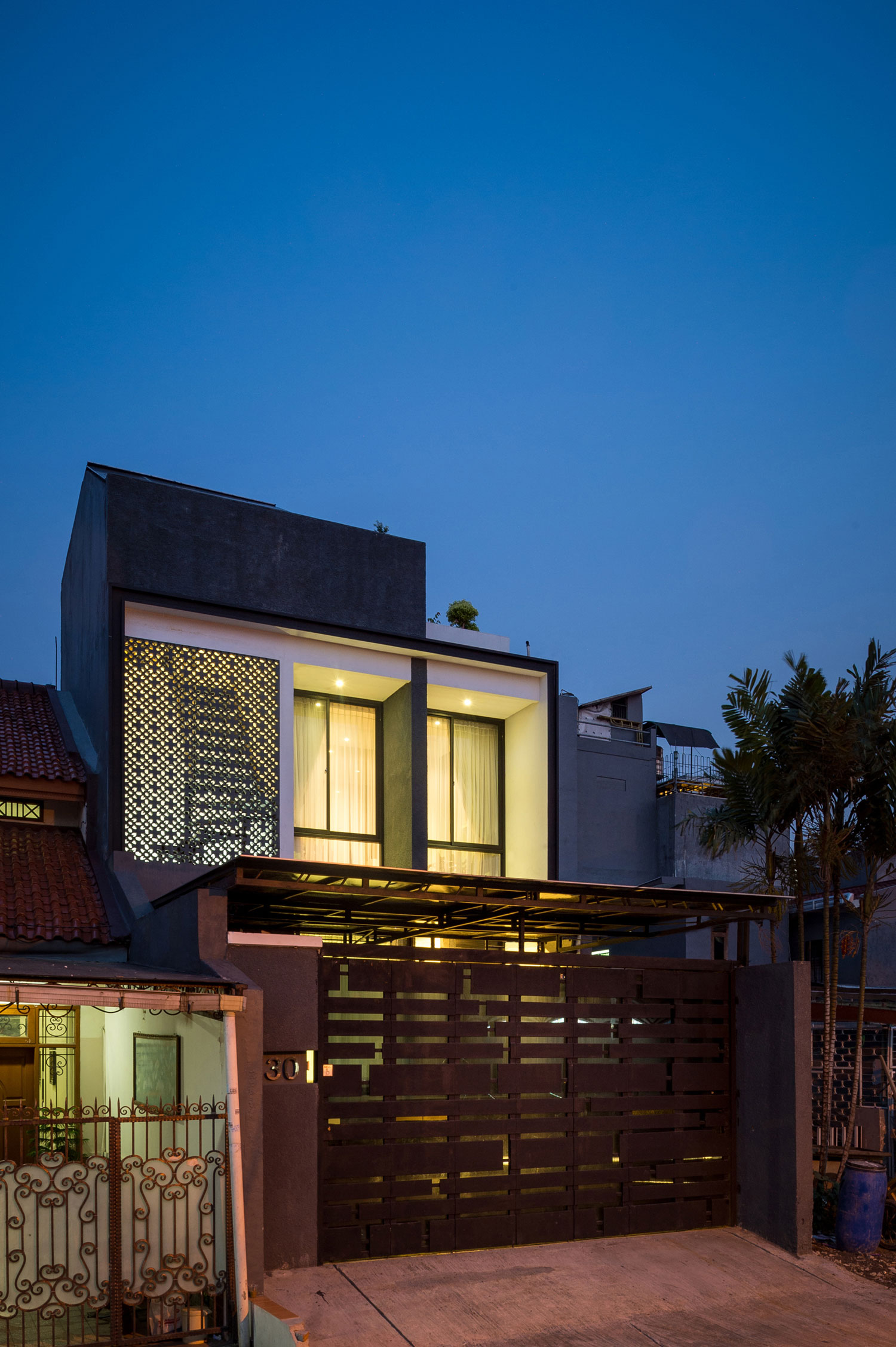 A Bright Modern House with Simple, Clean and Sleek Lines in Jakarta, Indonesia by DP+HS Architects (2)
