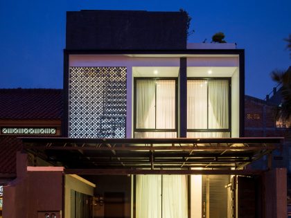 A Bright Modern House with Simple, Clean and Sleek Lines in Jakarta, Indonesia by DP+HS Architects (3)