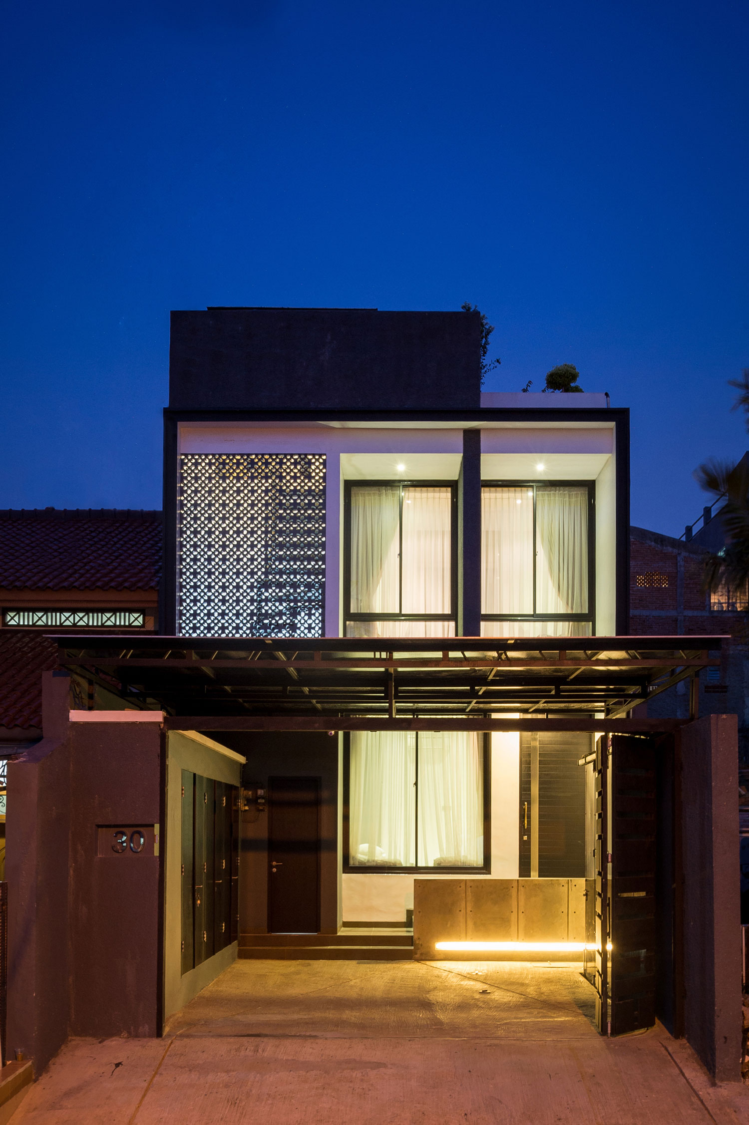 A Bright Modern House with Simple, Clean and Sleek Lines in Jakarta, Indonesia by DP+HS Architects (3)