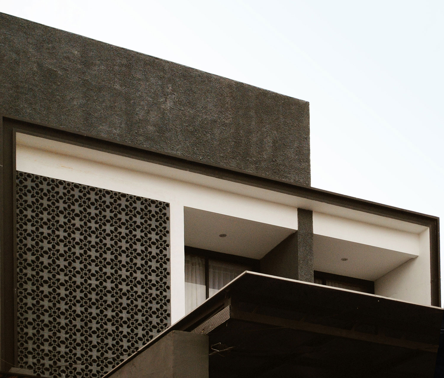 A Bright Modern House with Simple, Clean and Sleek Lines in Jakarta, Indonesia by DP+HS Architects (4)