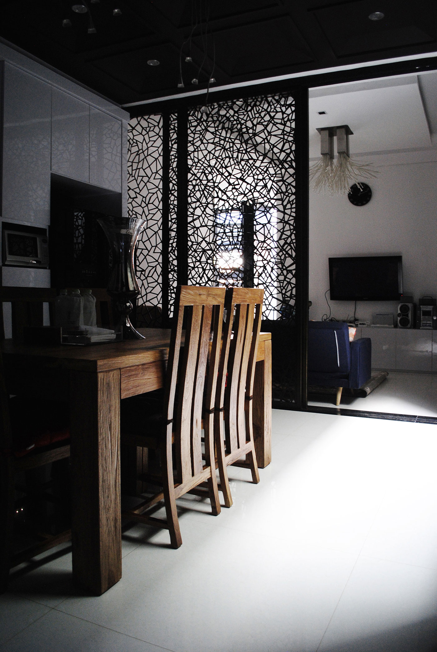 A Bright Modern House with Simple, Clean and Sleek Lines in Jakarta, Indonesia by DP+HS Architects (8)