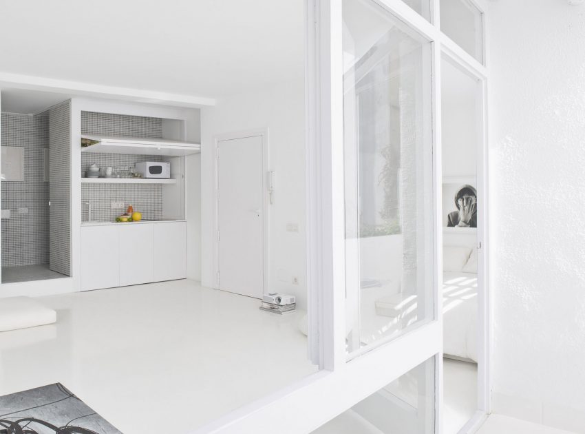 A Bright White Contemporary Apartment for an Art Historian and Curator in Barcelona by CaSA – Colombo and Serboli Architecture (1)