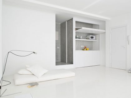 A Bright White Contemporary Apartment for an Art Historian and Curator in Barcelona by CaSA – Colombo and Serboli Architecture (11)
