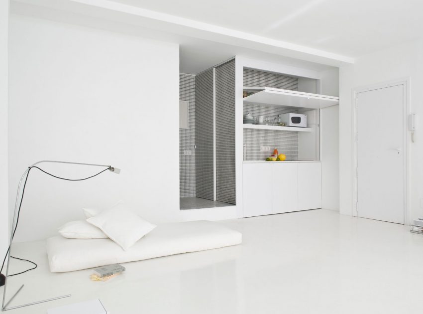 A Bright White Contemporary Apartment for an Art Historian and Curator in Barcelona by CaSA – Colombo and Serboli Architecture (11)