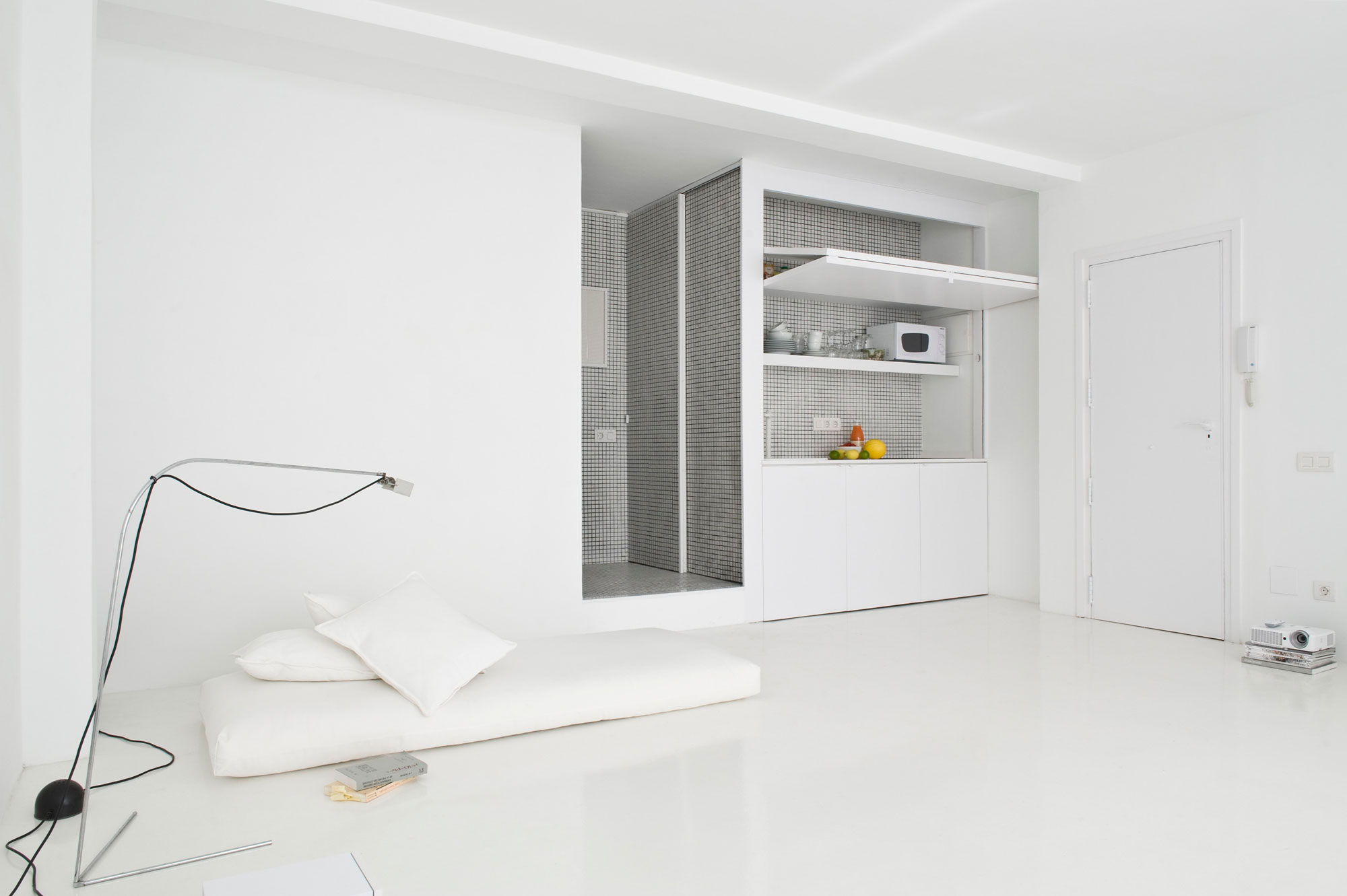 A Bright White Contemporary Apartment for an Art Historian and Curator in Barcelona by CaSA – Colombo and Serboli Architecture (11)
