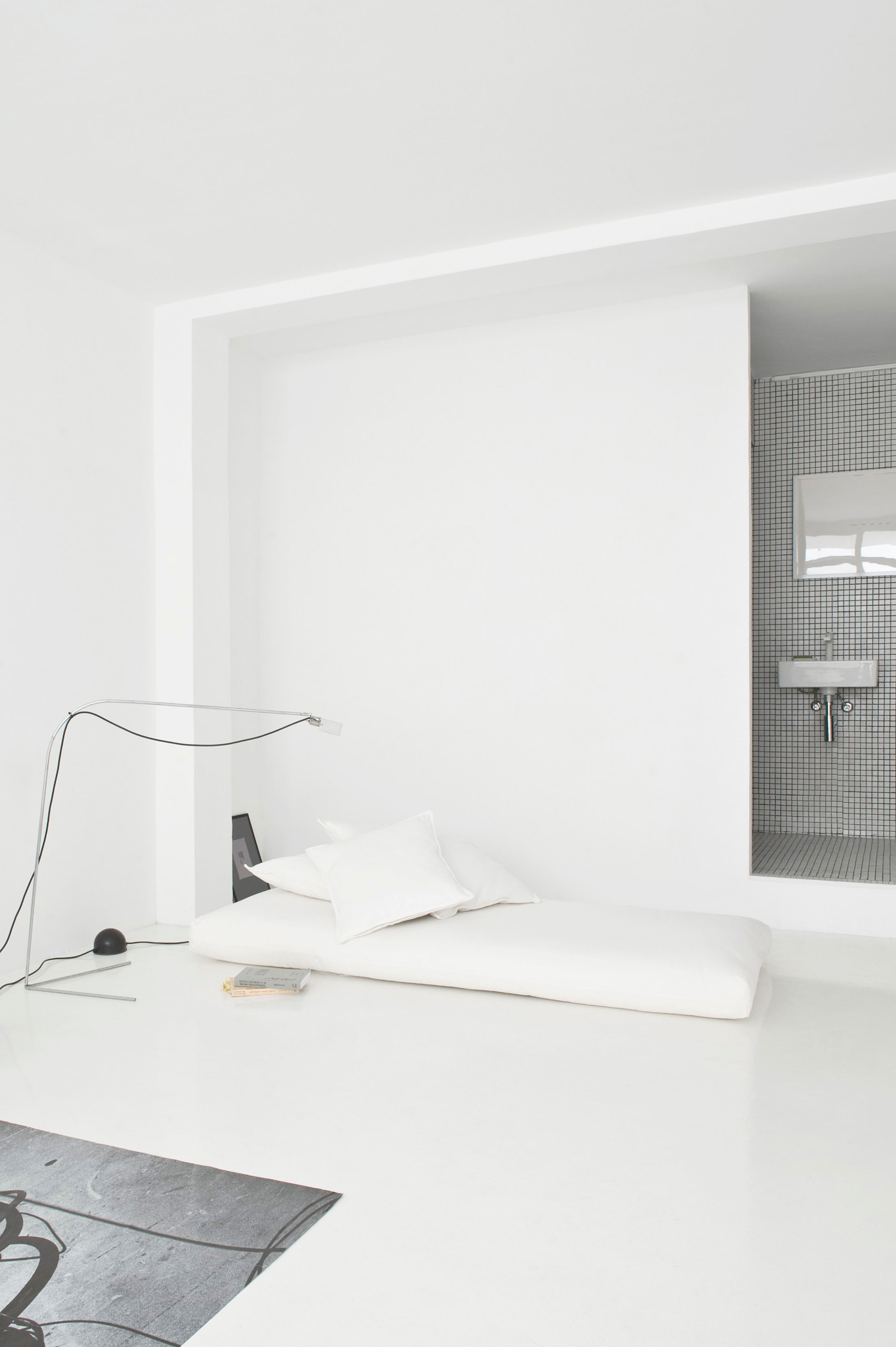 A Bright White Contemporary Apartment for an Art Historian and Curator in Barcelona by CaSA – Colombo and Serboli Architecture (12)