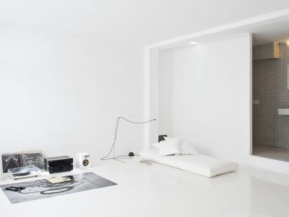 A Bright White Contemporary Apartment for an Art Historian and Curator in Barcelona by CaSA – Colombo and Serboli Architecture (13)