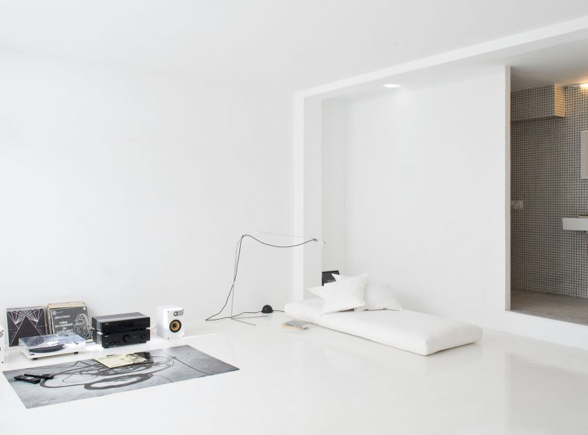 A Bright White Contemporary Apartment for an Art Historian and Curator in Barcelona by CaSA – Colombo and Serboli Architecture (13)