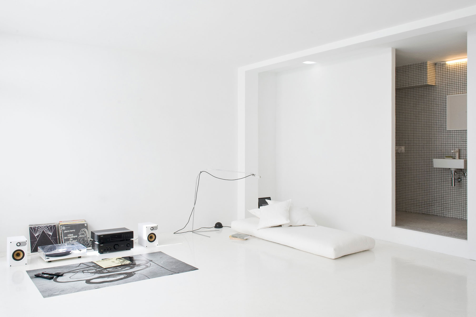 A Bright White Contemporary Apartment for an Art Historian and Curator in Barcelona by CaSA – Colombo and Serboli Architecture (13)