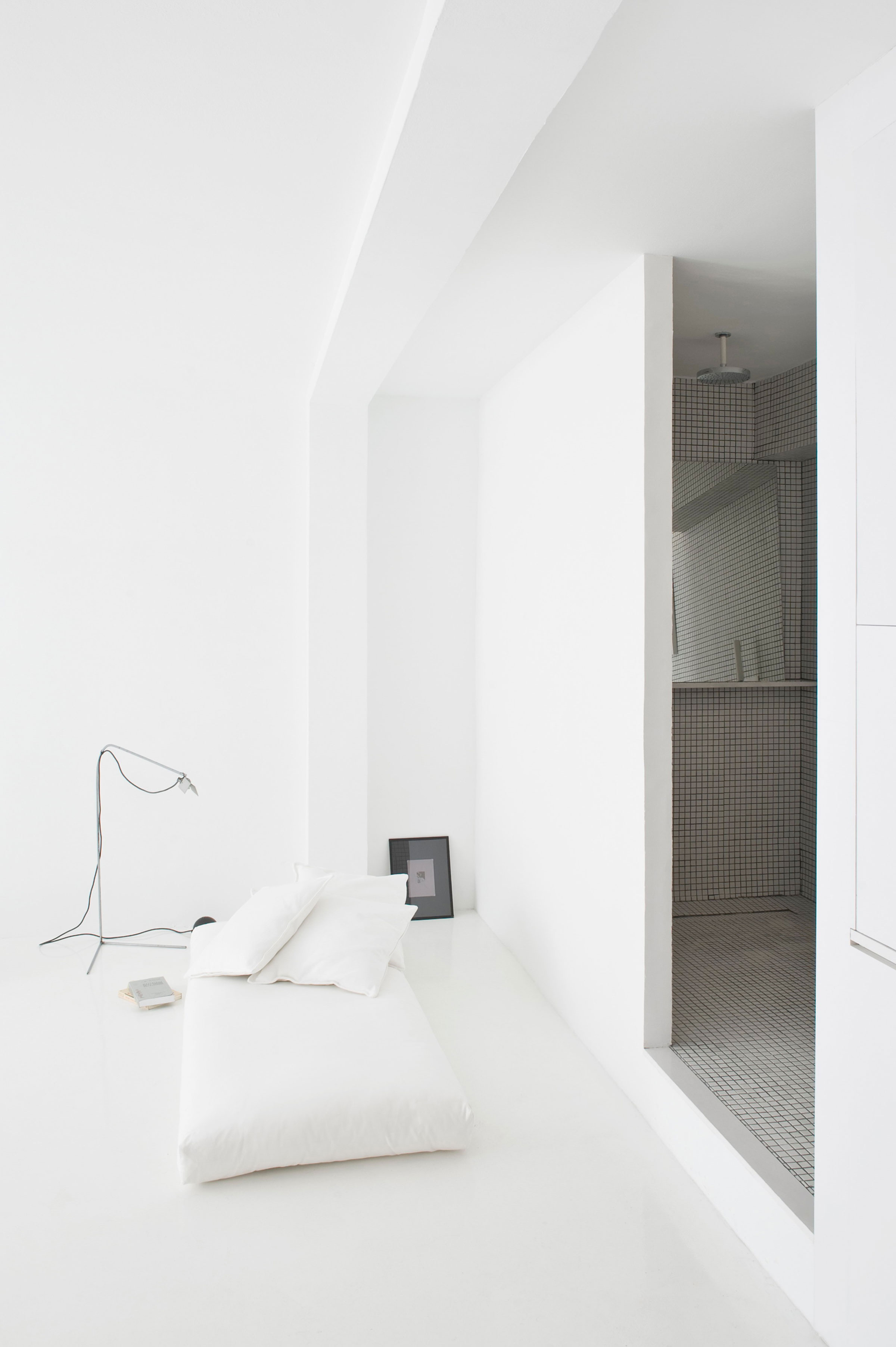 A Bright White Contemporary Apartment for an Art Historian and Curator in Barcelona by CaSA – Colombo and Serboli Architecture (14)