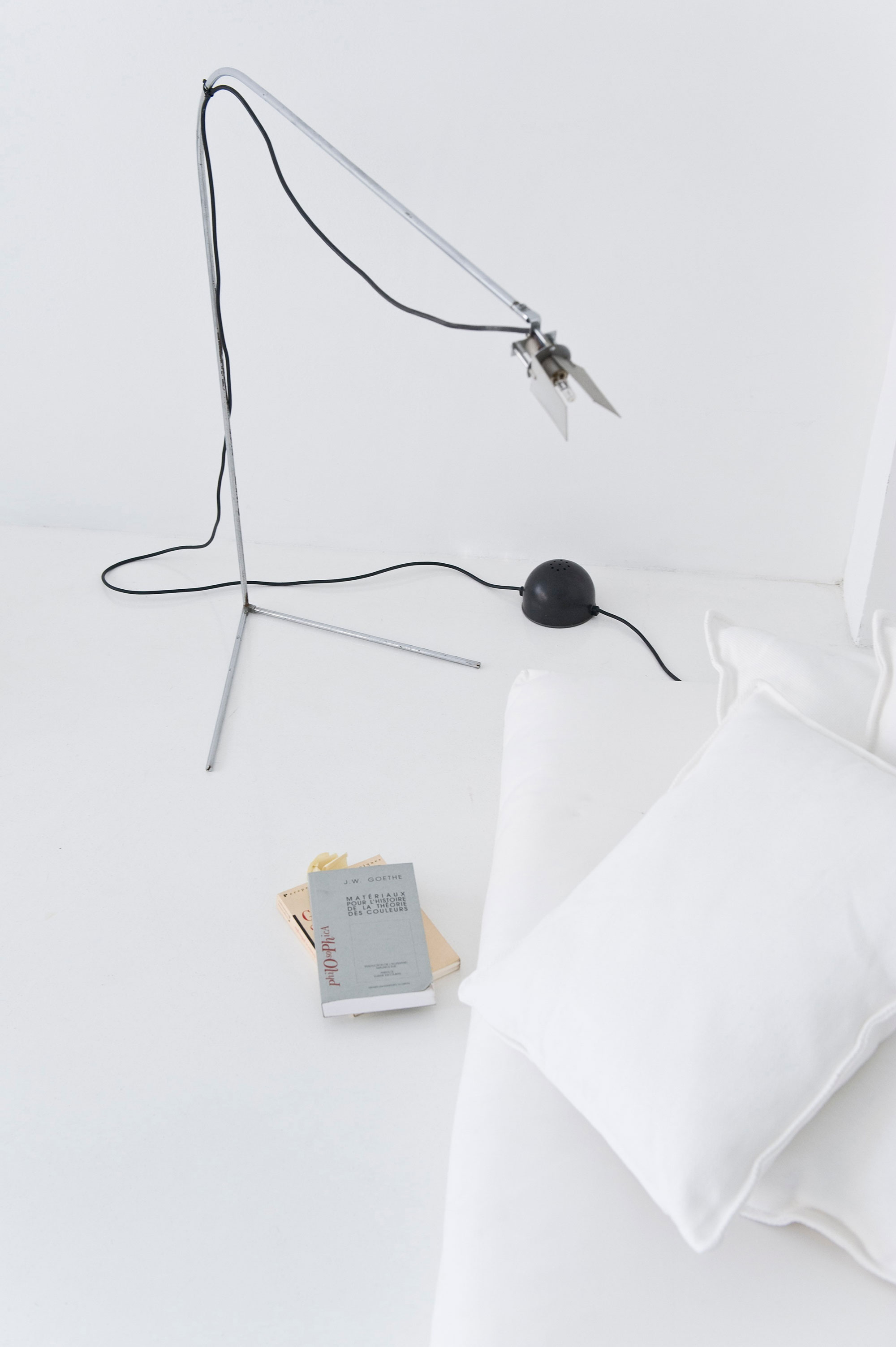 A Bright White Contemporary Apartment for an Art Historian and Curator in Barcelona by CaSA – Colombo and Serboli Architecture (15)
