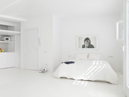 A Bright White Contemporary Apartment for an Art Historian and Curator in Barcelona by CaSA – Colombo and Serboli Architecture (2)