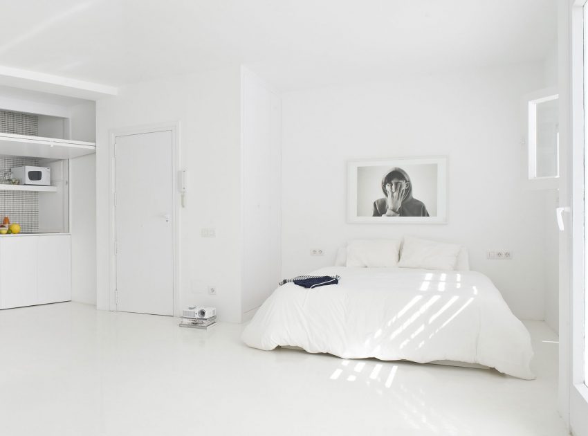 A Bright White Contemporary Apartment for an Art Historian and Curator in Barcelona by CaSA – Colombo and Serboli Architecture (2)