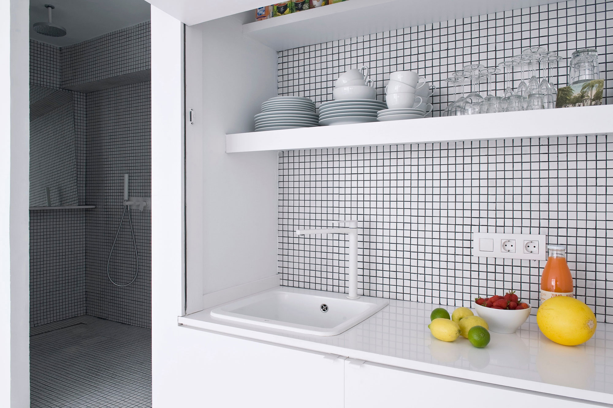 A Bright White Contemporary Apartment for an Art Historian and Curator in Barcelona by CaSA – Colombo and Serboli Architecture (21)