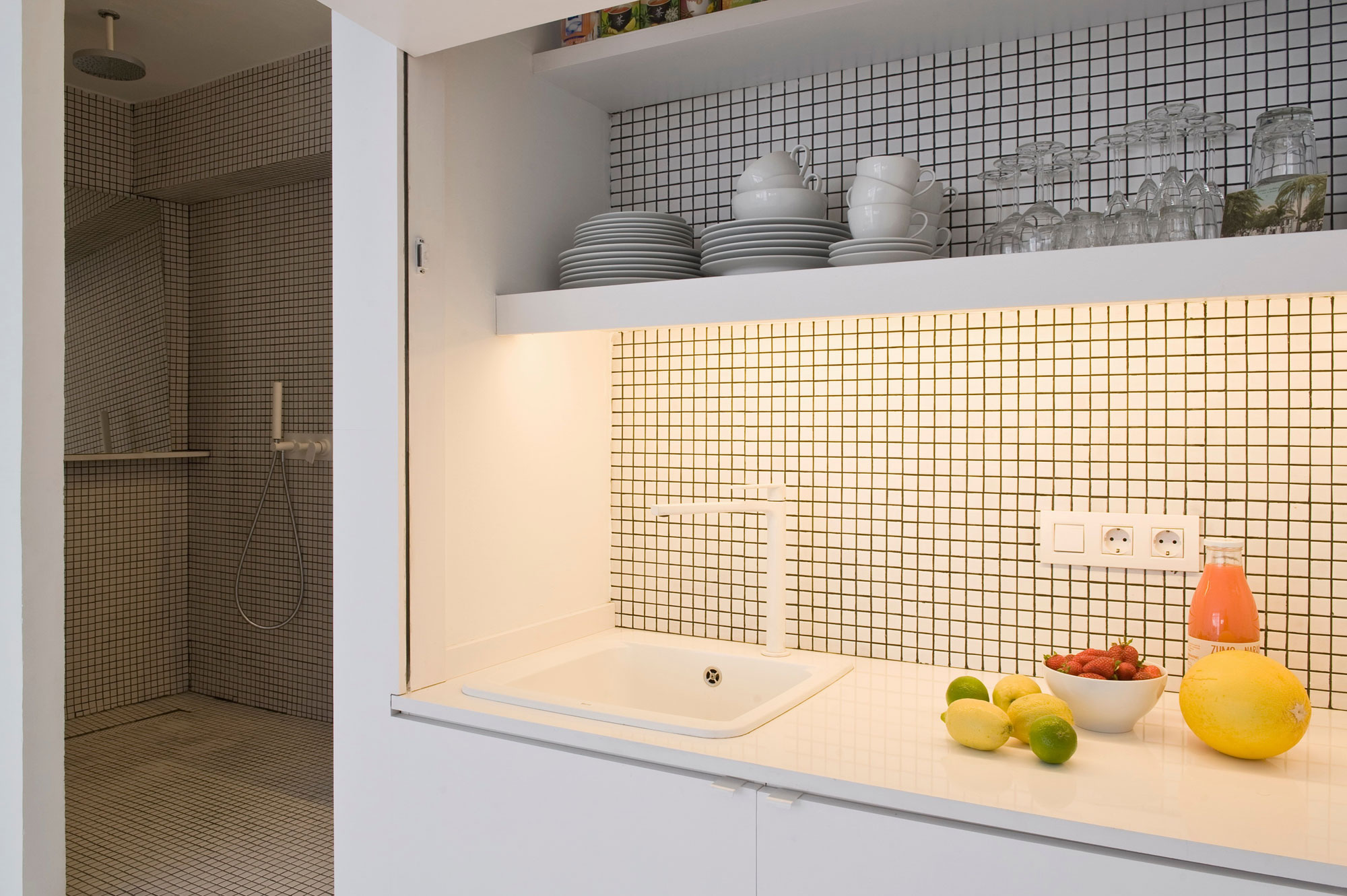 A Bright White Contemporary Apartment for an Art Historian and Curator in Barcelona by CaSA – Colombo and Serboli Architecture (22)