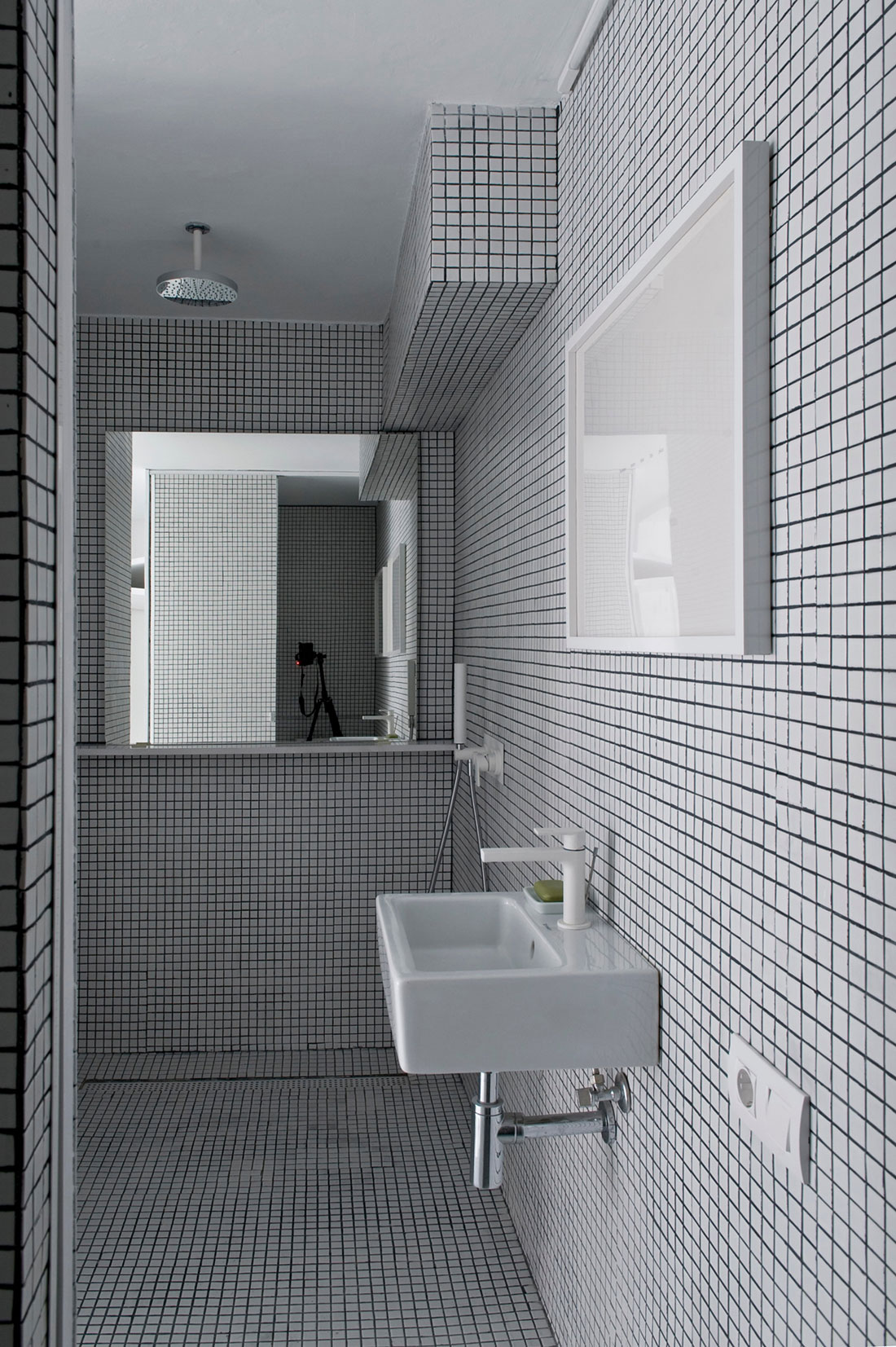 A Bright White Contemporary Apartment for an Art Historian and Curator in Barcelona by CaSA – Colombo and Serboli Architecture (24)