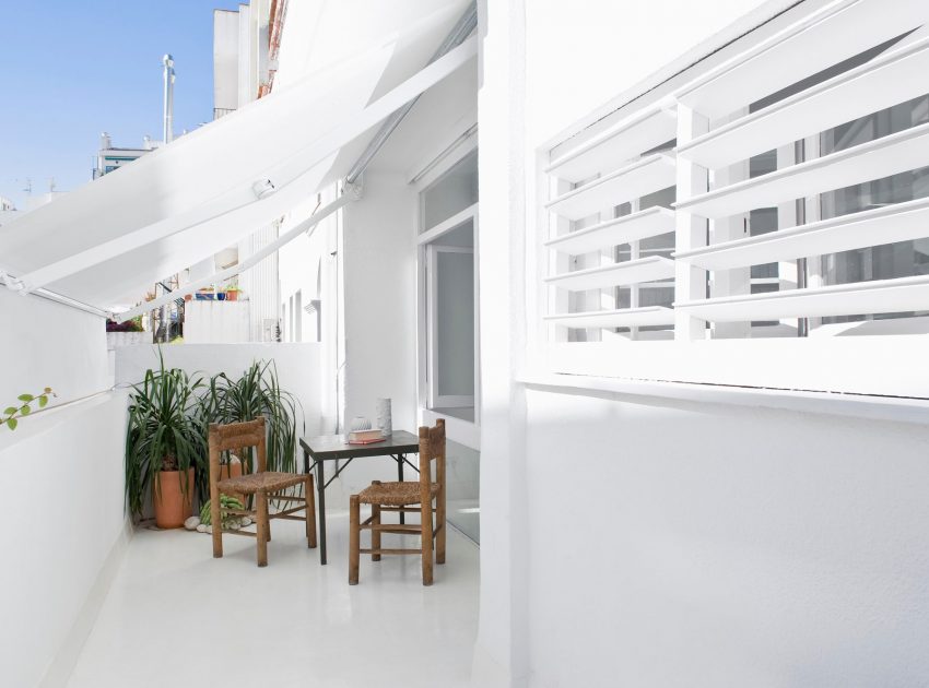 A Bright White Contemporary Apartment for an Art Historian and Curator in Barcelona by CaSA – Colombo and Serboli Architecture (28)