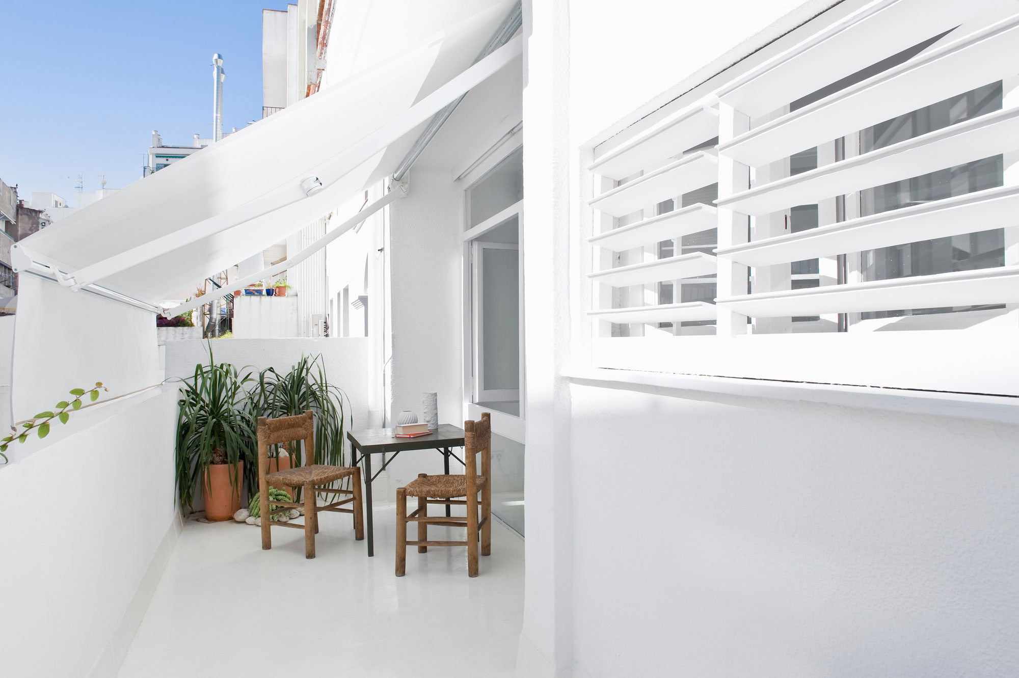 A Bright White Contemporary Apartment for an Art Historian and Curator in Barcelona by CaSA – Colombo and Serboli Architecture (28)