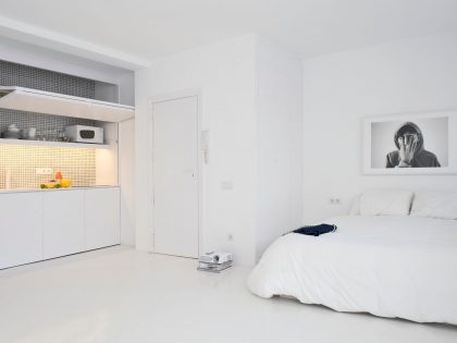 A Bright White Contemporary Apartment for an Art Historian and Curator in Barcelona by CaSA – Colombo and Serboli Architecture (3)